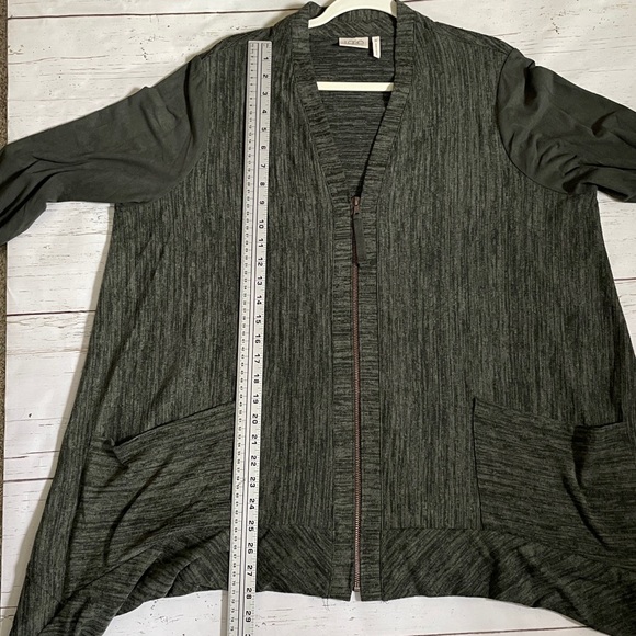 LOGO Lori Goldstein Zip Up Dark Green Cardigan with Shark Bite Hem, size 1X - Picture 13 of 15